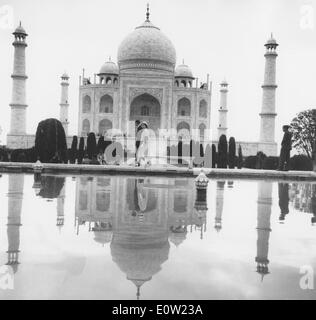 Queen Elizabeth II and her husband Prince Philip visit the Taj Mahal Stock Photo