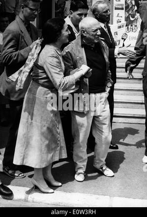 Artist Pablo Picasso and Jacqueline Roque after their secret wedding ceremony Stock Photo