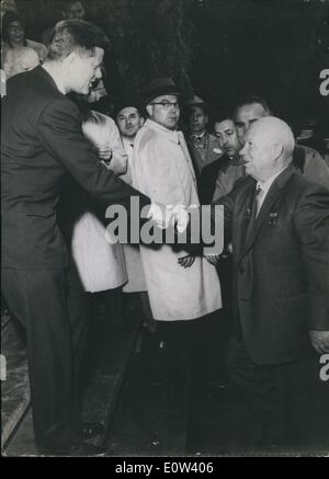 Jun. 06, 1961 - Summit meeting Kennedy-Kruschchev in Vienna: On June 3rd, in Vienna the talks began between the Prime Minister of the Soviet Union, Nikita Kruschchev, and the US President John F. Kennedy, in friendly atmosphere . Photo shows John F Kennedy stepping down to meet Krushchev in front of the U.S Embassy in Vienna Stock Photo