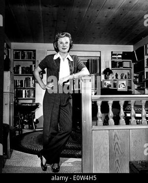 Actress June Allyson leaning on a railing at home Stock Photo