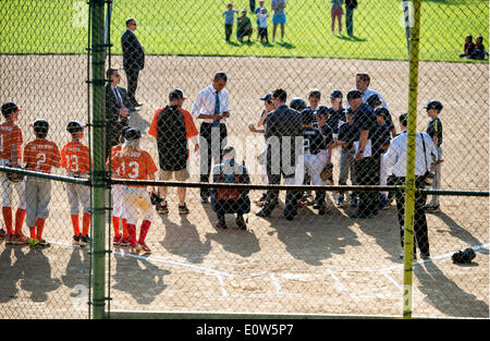 Washington DC, USA. 19th May 2014. United States President Barack Obama signs baseball as he visits a little league baseball game at the Friendship Park in Washington, DC on May 19, 2014. Credit: Kevin Dietsch/Pool via CNP /dpa -NO WIRE SERVICE-/Alamy Live News Stock Photo