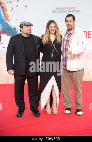 Berlin, Germany. 19th May, 2014. Director Frank Coraci (L-R) and US actors Drew Barrimore and Adam Sandler arrive for the world premiere of the movie 'Blended' at Cinestar in Berlin, Germany, 19 May 2014. The film will start screening in German cinemas on 22 May 2014. Photo: JOERG CARSTENSEN/DPA/Alamy Live News Stock Photo