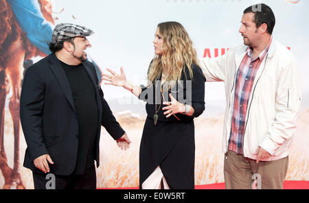 Berlin, Germany. 19th May, 2014. Director Frank Coraci (L-R) and US actors Drew Barrimore and Adam Sandler arrive for the world premiere of the movie 'Blended' at Cinestar in Berlin, Germany, 19 May 2014. The film will start screening in German cinemas on 22 May 2014. Photo: JOERG CARSTENSEN/DPA/Alamy Live News Stock Photo