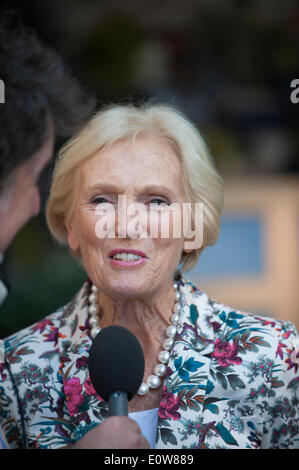 London, UK, 19th May, 2014. RHS Chelsea Flower Show sponsored by M&G. English food writer and TV presenter Mary Berry is interviewed Credit:  Malcolm Park editorial/Alamy Live News Stock Photo