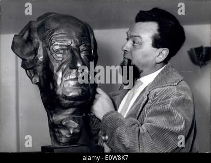 Jan. 15, 1962 - Gerhart Hauptmann bust: By order of the city of Frankfurt, the sculptor Knud Knudsen Knudsen - right- made thi Stock Photo