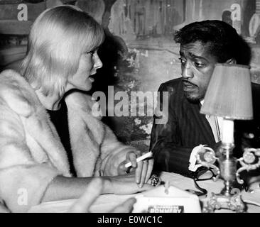 Sammy Davis Jr. talking with his wife May Britt Stock Photo