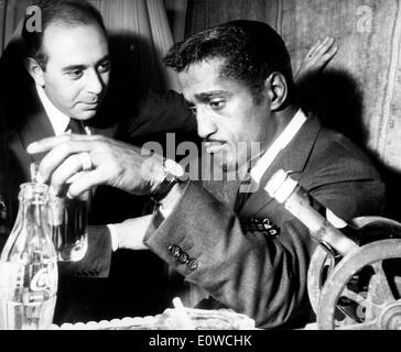 Sammy Davis Jr. enjoying a drink in Rome Stock Photo
