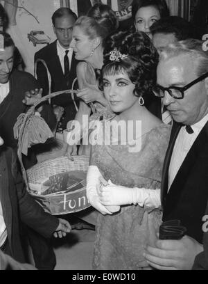 May 25, 1962 - Rome, Italy - Two time Academy Award winning film legend, ELIZABETH 'LIZ' TAYLOR 1932-2011 arrives at the Elise Stock Photo