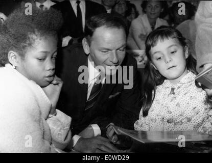 Singer Frank Sinatra reading to children at the children's hospital Stock Photo