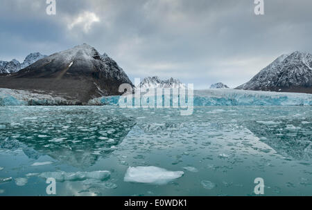 Mountains and Monacobreen glacier, Liefdefjorden fjord, Spitsbergen, Svalbard Islands, Svalbard and Jan Mayen, Norway Stock Photo