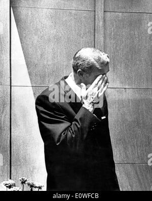Baseball player Joe DiMaggio at Marilyn Monroe funeral Stock Photo
