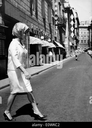 Actress Sophia Loren walking out of the hair salon Stock Photo