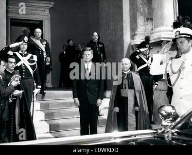 President Kennedy goes to see Pope Paul VI with Monsignor Vivarelli Stock Photo