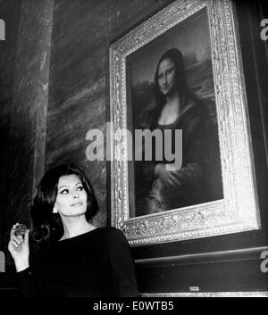 Actress Sophia Loren admiring the 'Mona Lisa' Stock Photo