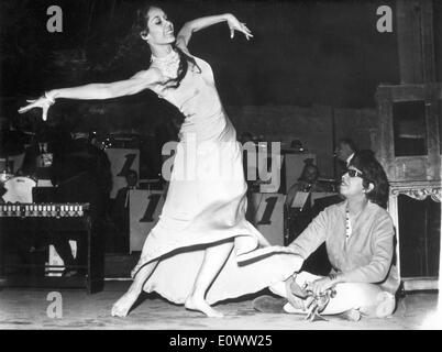 Entertainer Josephine Baker rehearses with Carmen de Lavallade Stock Photo