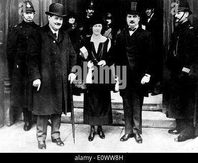 Lady Nancy Astor arrives at House of Commons Stock Photo
