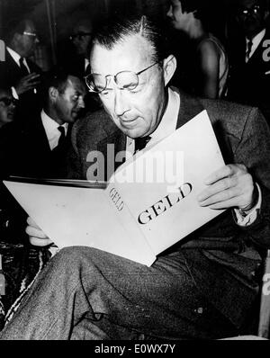 Prince Bernhard reads the book 'Geld' Stock Photo