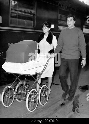 Actor Tony Curtis his wife Christine Kaufmann and daughter Alexandra out for a walk Stock Photo