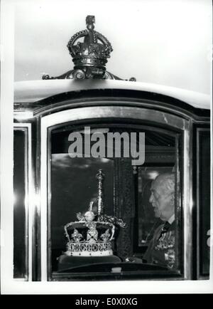 Nov. 11, 1964 - State opening of Parliament. Crown on way to the House of Lords.: Photo shows the State Crown leaves Buckingham Stock Photo