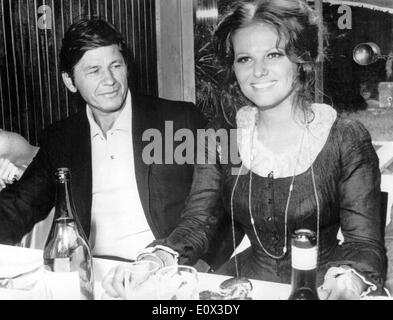 Charles Bronson and Claudia Cardinale at dinner Stock Photo