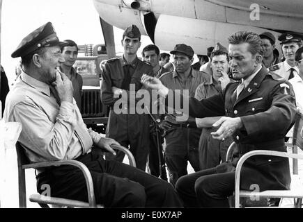 Actors Kirk Douglas and John Wayne co-star in film Stock Photo