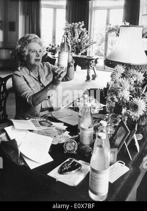 Barbara Cartland sitting at her desk Stock Photo