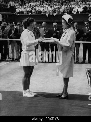 Princess Marina awards tennis player Billie Jean King Stock Photo