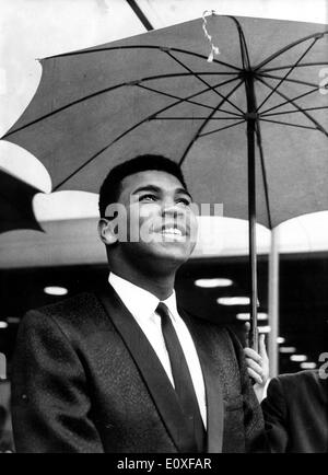 Sep 02, 1966; Frankfurt, Germany; CASSIUS CLAY or MUHAMMAD ALI, world champion in heavy weight, came to Frankfurt, Germany on Agust 30th. to have a title fight to European champion Karl Mildenberger in the Frankfurter Waldstadion on September 1st, 1966 shows Cassius Clay in front of his hotel. Stock Photo