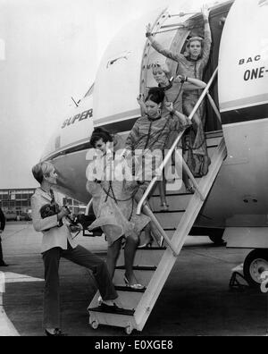 British Model Twiggy arriving in London with other models Stock Photo