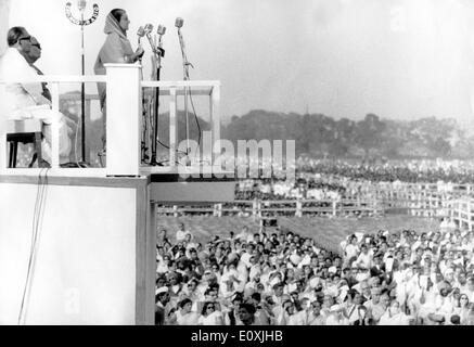 Indira Gandhi giving her election campaign speech Stock Photo