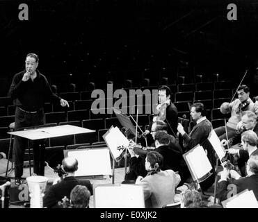 Jazz Musician Duke Ellington conducting the London Philharmonic Stock Photo