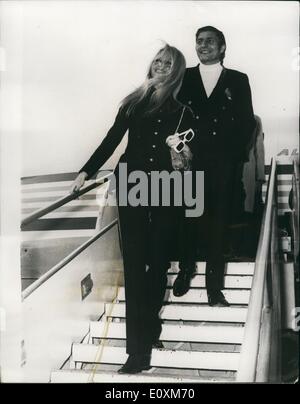 Apr. 04, 1967 - Brigitte Bardot in Rome : Beautiful actress Brigitte Bardot were this striking trouser suit, when she arrived in Rome to work in the film ''Three steps to the Delirium'', co-starring Alain Delon. Brigitte arrived with her husband, Gunther Sachs. Photo shows Brigitte Bardot, and her husband, Gunther Sachs, arriving at Fiumicine Airport in Rome. Stock Photo