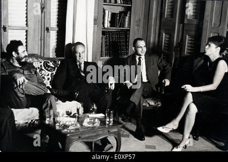 Fidel Castro meeting with Henry Bayle Stock Photo