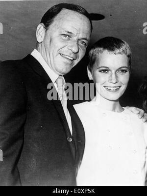 Frank Sinatra and Mia Farrow at their wedding in Vegas Stock Photo