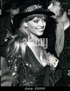 Jan. 01, 1968 - world premiere of the film ''here we go round the mulberry bush'', phto shows Edna Ronay, wereaing a shimmy dress and felt hat, pictured arriving at the London pavilion last night , to attend the world premiers of the film. ''here we g round the mulberry bush' Stock Photo