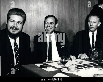 Mar. 03, 1968 - Discussing the film ''In the Heat of the Night'': At Zurich the new American film ''In the heat of the night'' had it's premiere in Switzerland. In the form of a Crime Story this film exp[poses the Problem of White and black people in the USA.Picture Shows from left to right actor Bill Ramsey, Swiss raio commenter Dr. Gautschy and John Ball, the author of the Story. Stock Photo