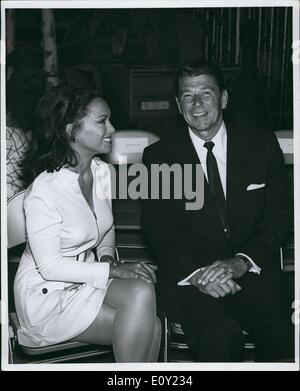 Jun. 06, 1968 - Israeli actress Alizia Gur being congratulated for ...