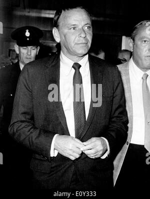 Singer Frank Sinatra arrives at Heathrow airport Stock Photo