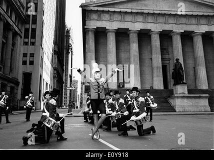 Actress Shirley MacLaine leads band 'Sweet Charity' Stock Photo