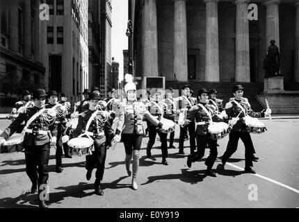 Actress Shirley MacLaine leads band 'Sweet Charity' Stock Photo