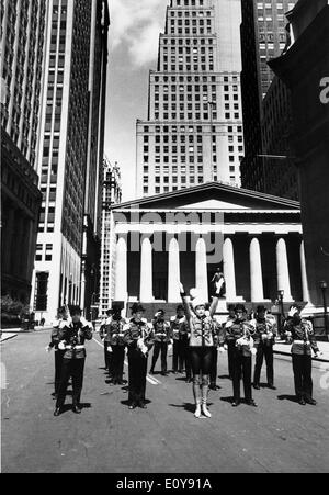 Actress Shirley MacLaine leads band 'Sweet Charity' Stock Photo