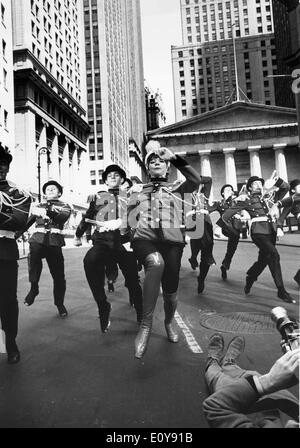 Actress Shirley MacLaine leads band 'Sweet Charity' Stock Photo