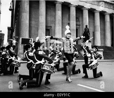 Actress Shirley MacLaine leads band 'Sweet Charity' Stock Photo