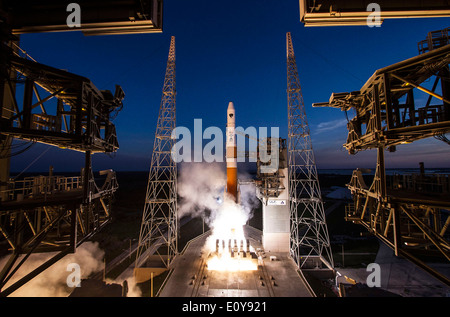 A US Air Force Delta IV rocket lifts the Global Positioning System IIF-6 satellite into space from Cape Canaveral Air Force Station May 16, 2014 in Cape Canaveral, Florida. Stock Photo