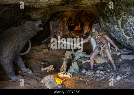 Neanderthals defending cave against cave bear (Ursus spelaeus), La Roque Saint-Christophe, Peyzac-le-Moustier, Dordogne, France Stock Photo
