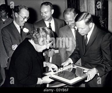 Oct. 09, 1969 - American astronauts in Amsterdam: Today the three American astronauts, Armstrong, Collins, and Aldrin visited Amsterdam. At the Royal Palace in Amsterdam they were received by Queen Juliana and Prince Bernhard. Photo Shows Queen Juliana go a present from the astronauts at the palace, fltr Pince Bernhard, Collins, Aldrin and Armstrong. Stock Photo