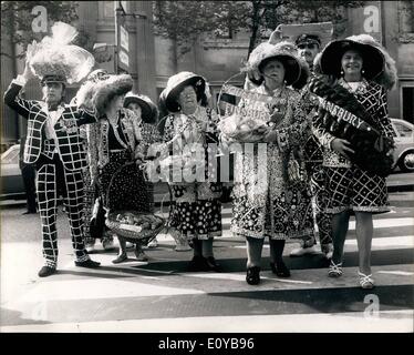 Oct. 10, 1969 - The Pearlies Harvest Festival at St. Martins-in-the-fields: T^he pearly Kings and Queens and their families held their annual Harvest Festival and Service at St. Martins-in-the-Fields, Trafalgar Square today. Photo Shows Some of the Pearlies arriving with their Harvest Festival gifts of fruits etc. Stock Photo