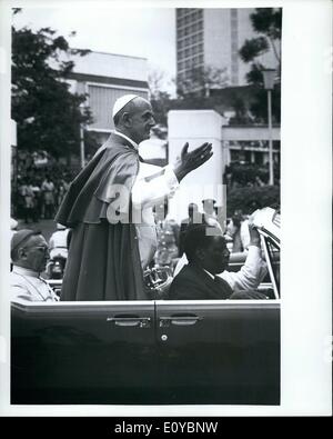 Aug. 08, 1969 - Pope Paul VI in Uganda - Pope Paul for the first time in Africa waves to cheering crowds lining up the streets in Kampala. Stock Photo