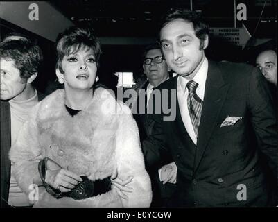 Nov. 11, 1969 - Gina Lollobrigida, the beautiful Italian star, left Rome to New York, accompanied by the American businessman George Kauffman, 35. They will get marriage as soon they will arrive in New York. Photo Shows Gina and George Kauffman at Fiumicino Airtp. Stock Photo