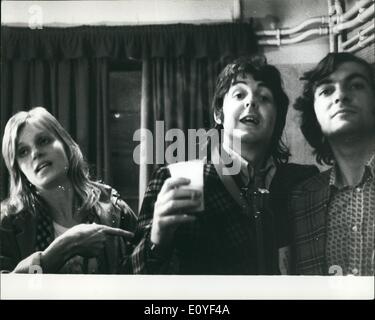 Jan. 1, 1970 - Rod Stewart and his friends the McCartney's: Rod Stewart meets some his friends, Paul and Linda McCartney after a recent pop concert in London. Photo shows Paul and Linda McCartney with a friend, after a pop concert. Stock Photo